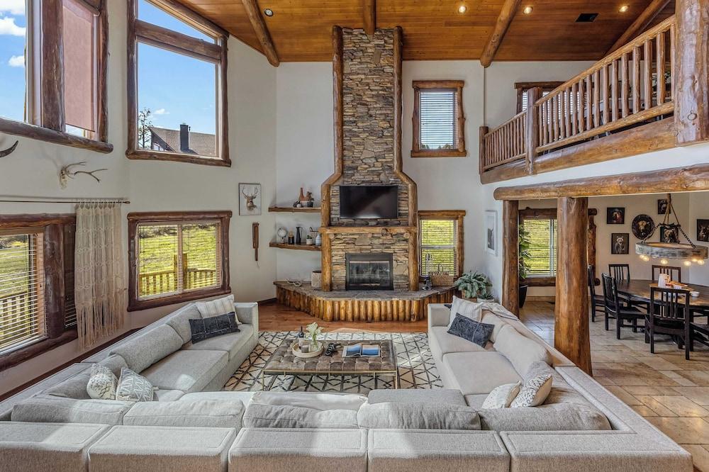 Group Cabin + Lake and Mountain View Pet-friendly, Fireplace, Games, Loft