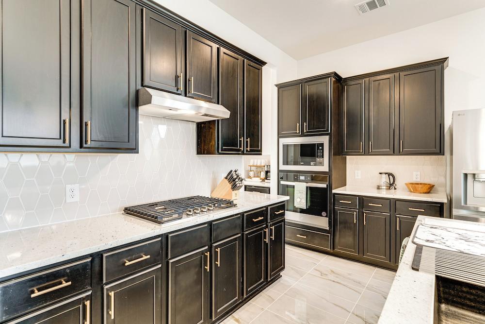 Patio & Pool Access: Family Home in Tomball