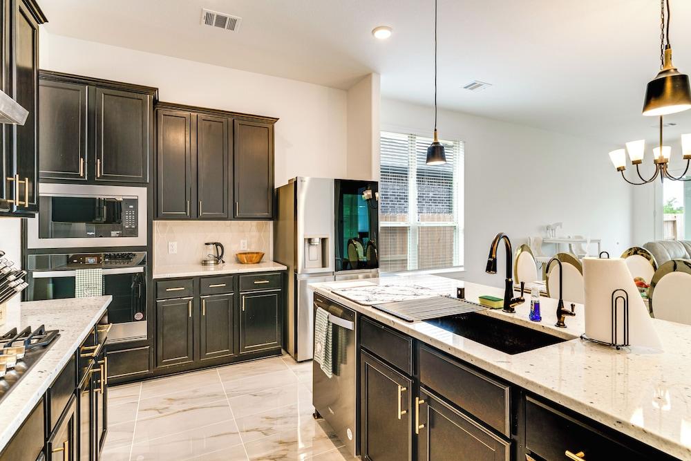 Patio & Pool Access: Family Home in Tomball