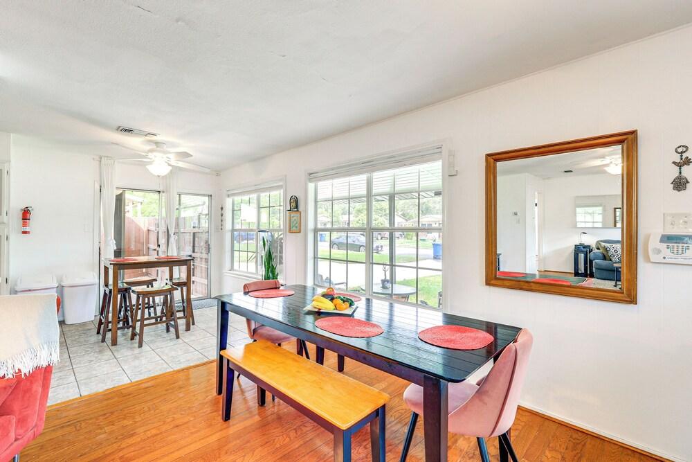 7 Mi to Dtwn San Antonio: Charming Home w/ Yard