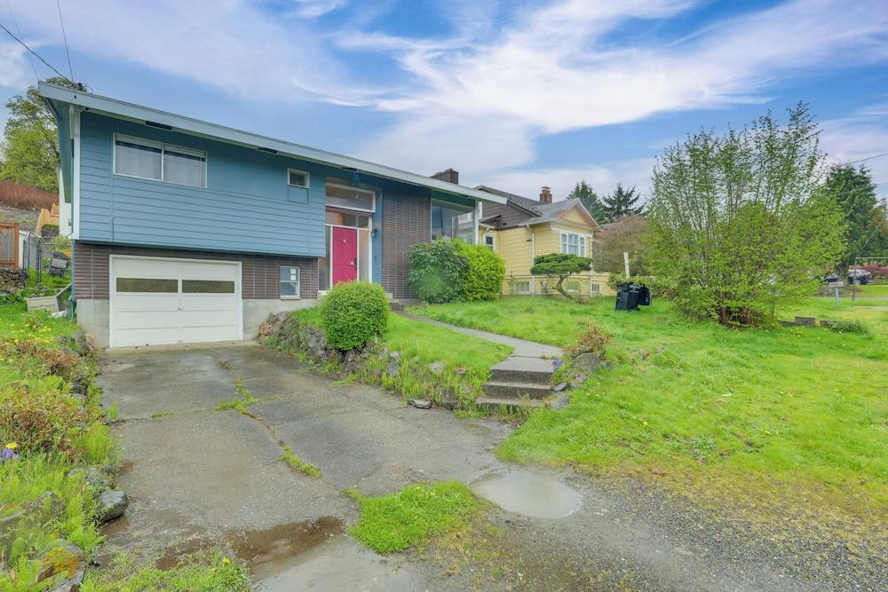 7 Mi to Dtwn: Pet-friendly Abode in Seattle!