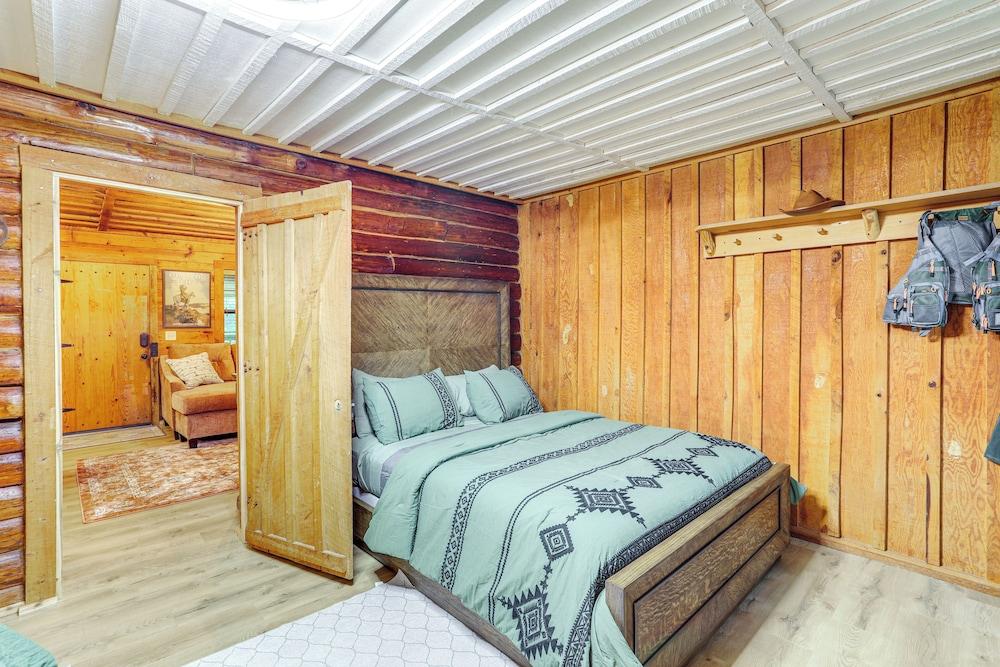 Deck & Views: Little Red River Retreat!