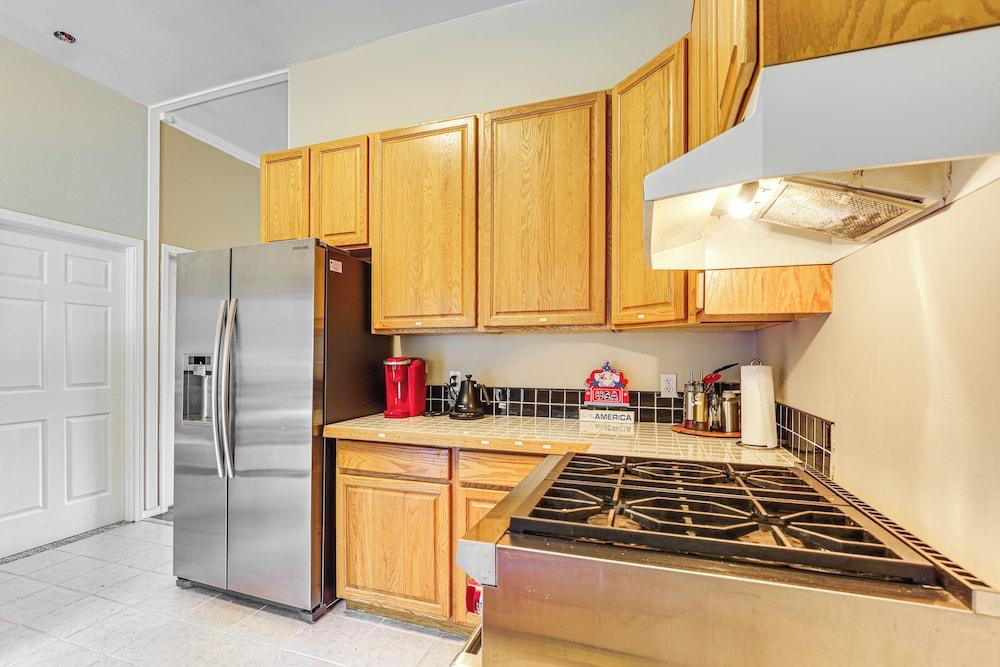 Hike & Explore: Guest Suite w/ Deck in Issaquah