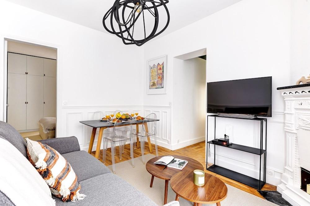 Chic 1BR by Eiffel Tower & Champ de Mars