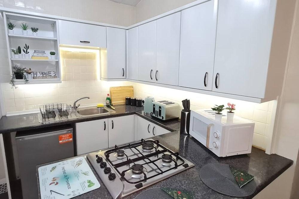 Large 3 Bed Flat Free Parking