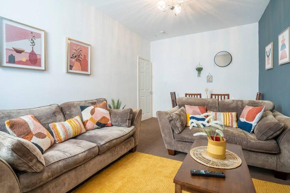 Spacious 3 Bed Flat-free Parking