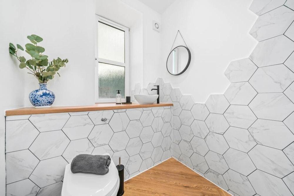 Stylish 4 Bed-town Centre