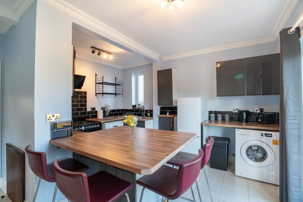Stylish 3 Bed House-free Parking