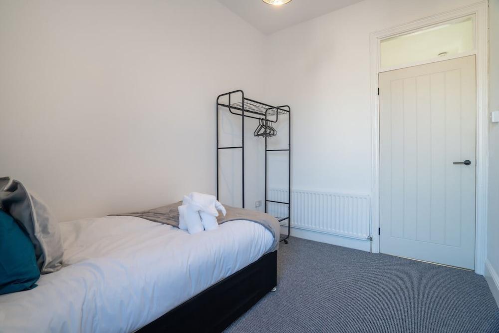 Cozy 3 Bed Apartment - Parking