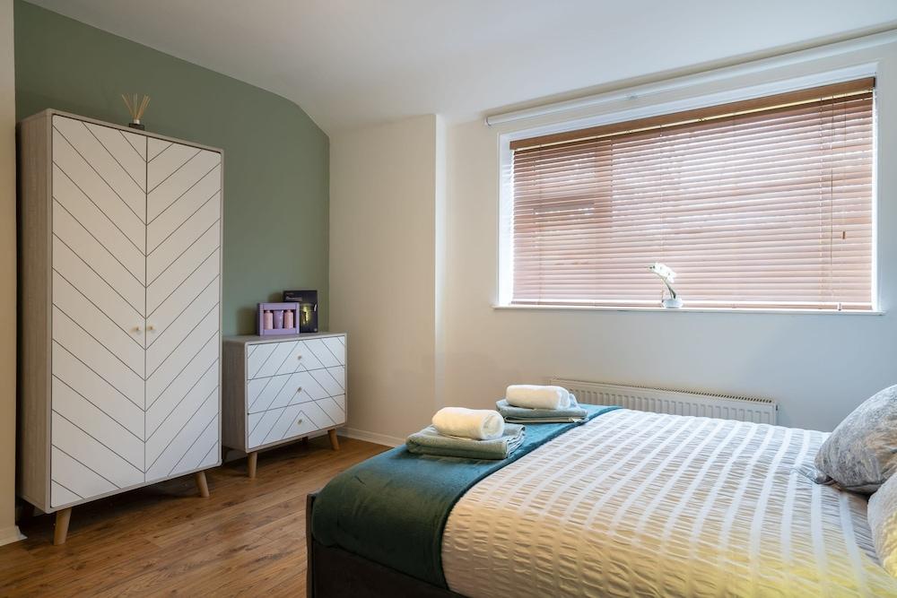 Large-2 Bed House-free Parking