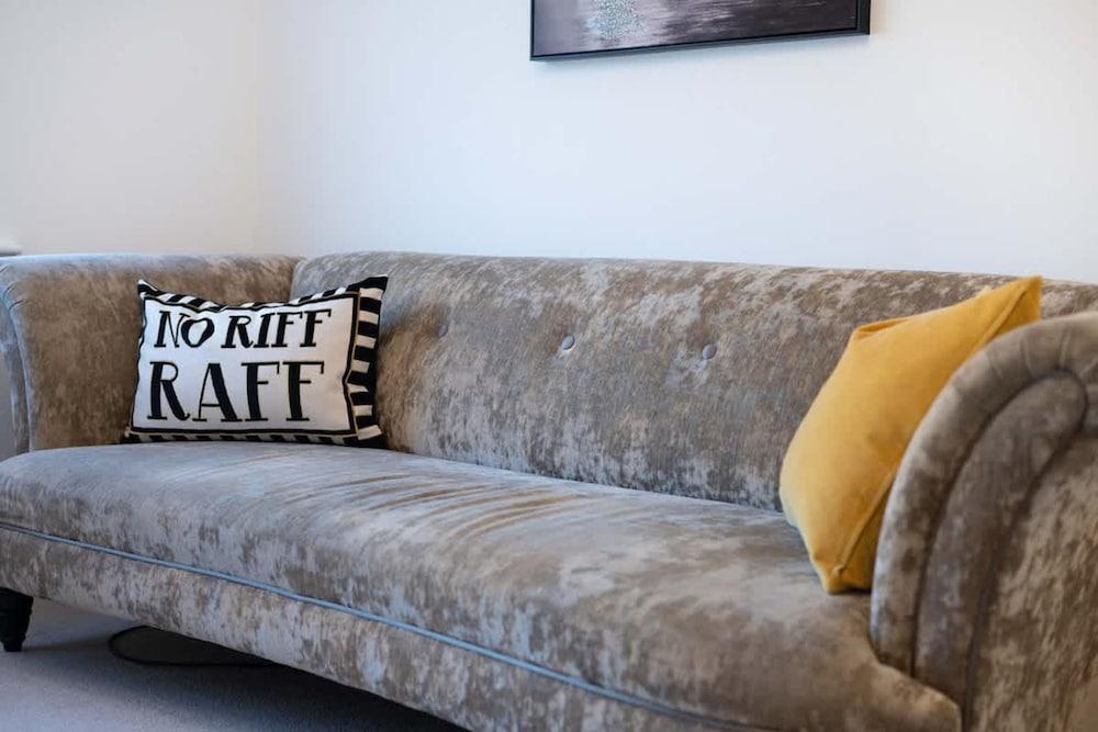 Comfy 3 Bed House - Free Parking