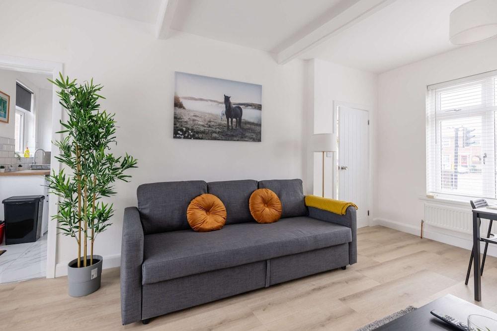 Free Parking - 4 Bedroom House