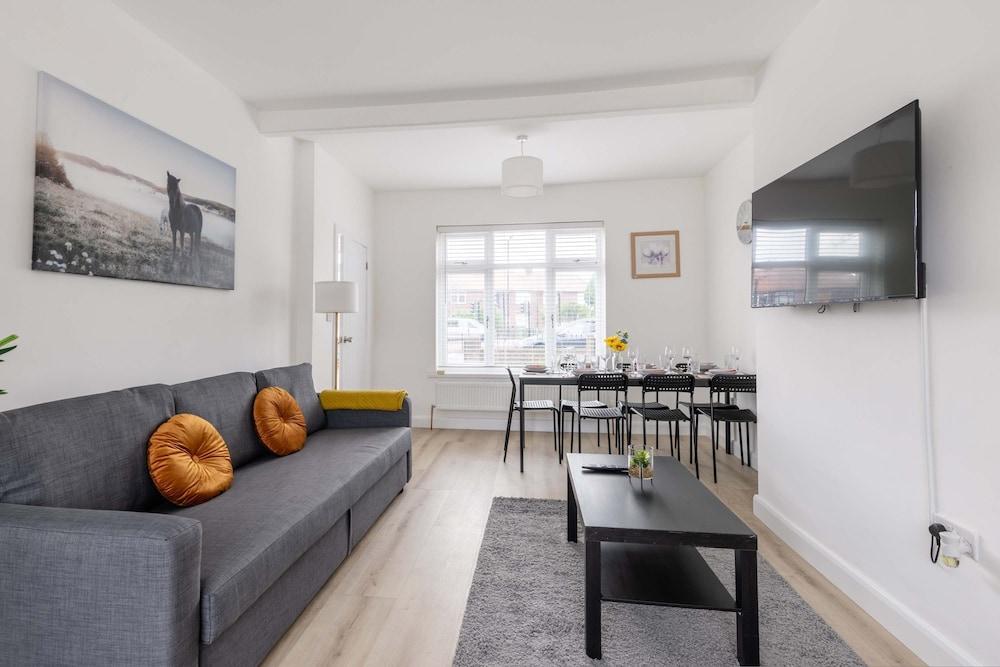 Free Parking - 4 Bedroom House