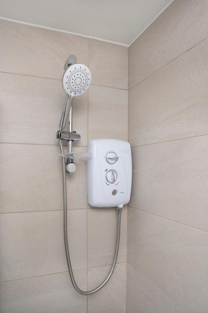 Modern 4 Bed House-free Parking