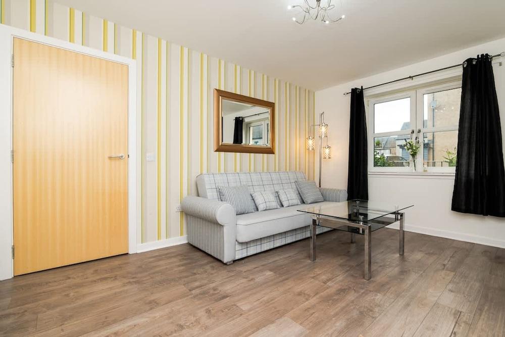 3 Bedroom House - Free Parking