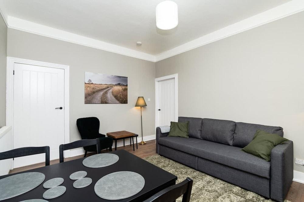 2 Bedroom Flat - Free Parking