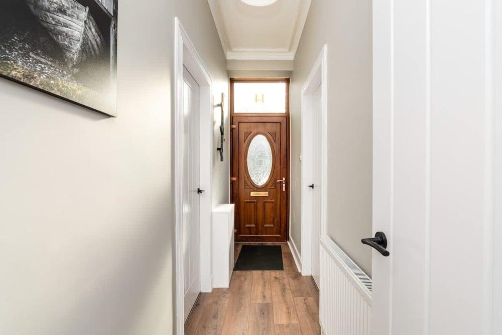 2 Bedroom Flat - Free Parking