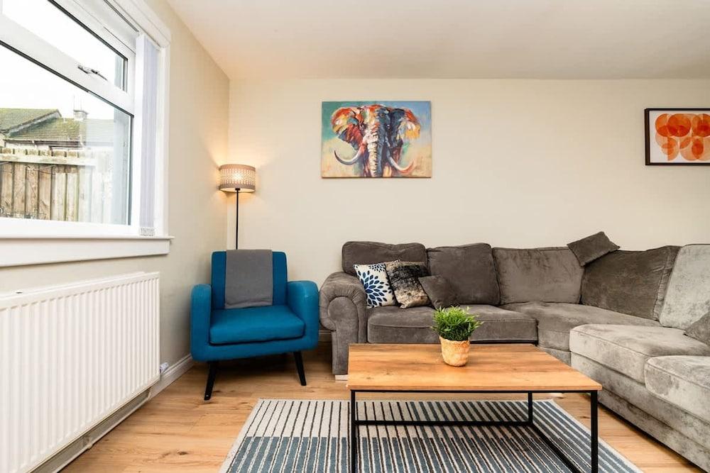 3 Bed House With Driveway