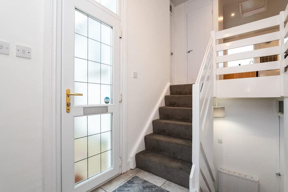 3 Bed House-free Parking-6beds