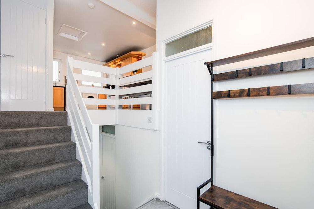 3 Bed House-free Parking-6beds