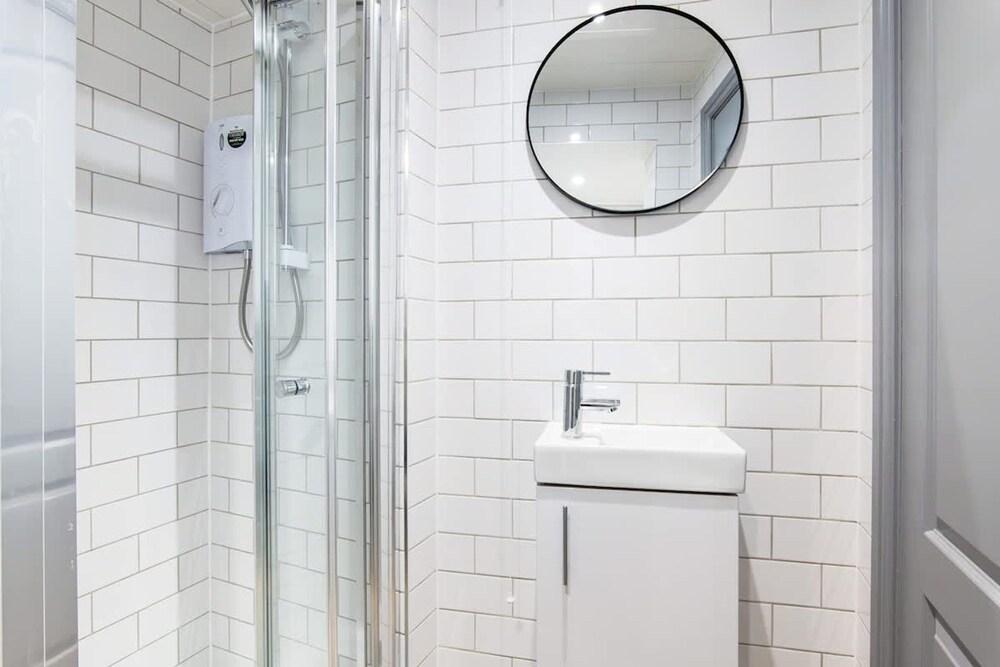 1 Bedroom Apartment-free Parking