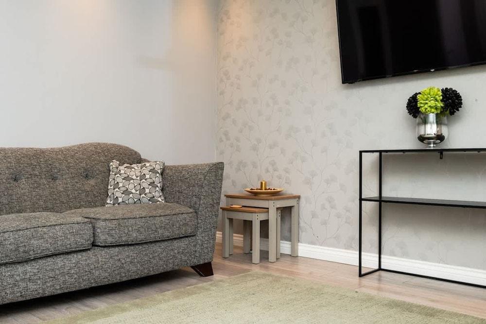 3 Bedroom House-private Parking