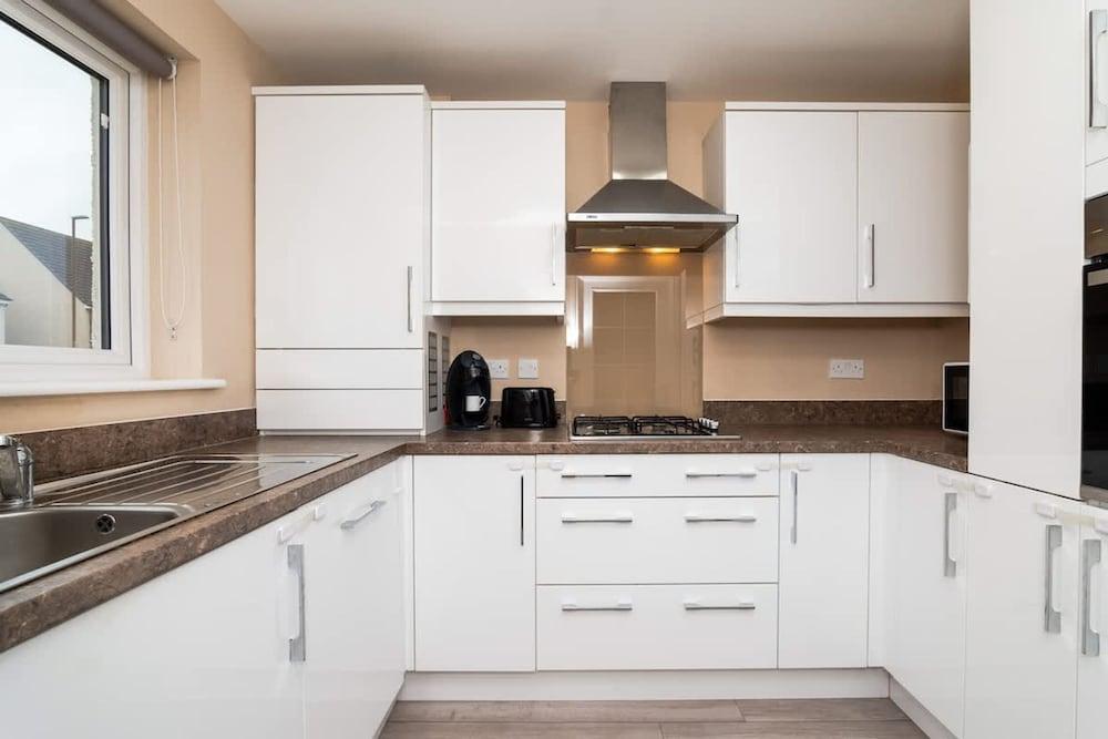 3 Bedroom House-private Parking