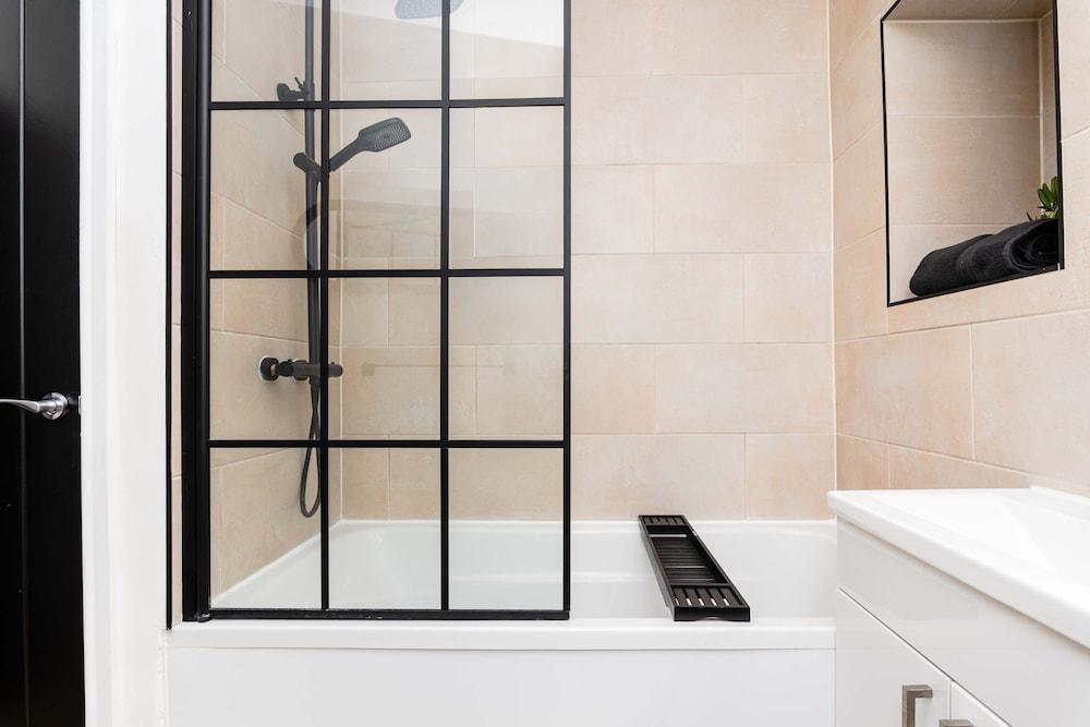 2 Bedroom Apartment-free Parking