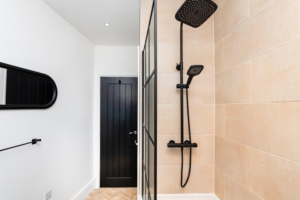 2 Bedroom Apartment-free Parking