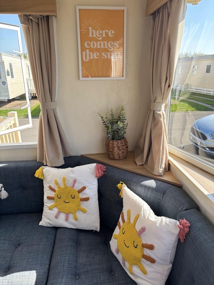 Robin Hood 3-bed Caravan, Sleeps 8, Pet Friendly