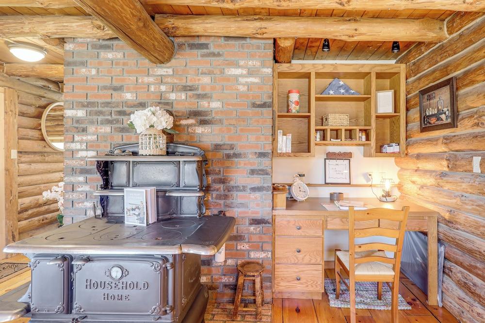 Near Trails, Lakes & Slopes: Cabin in Walpole!