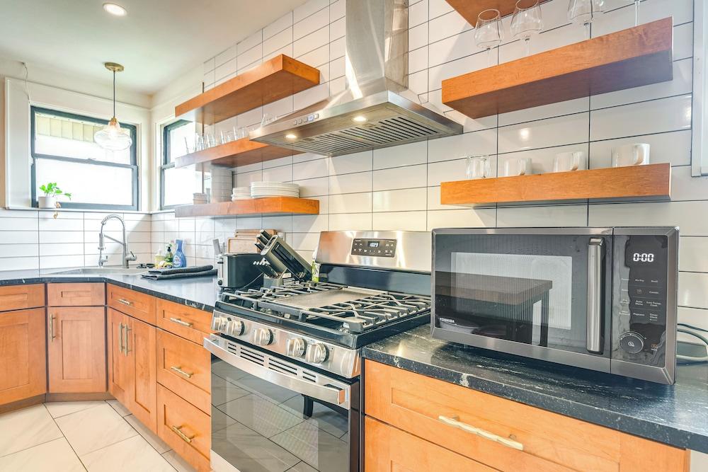 2 Mi to Pleasure Pier: Pet-friendly Gem w/ Yard