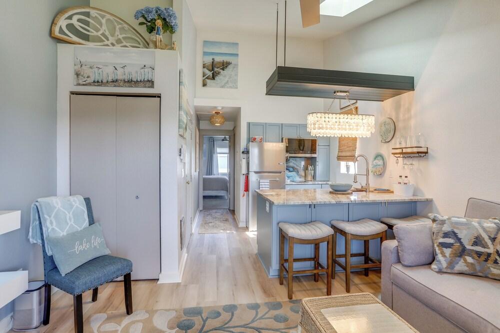 Boat Slip & Pool Access: Oak Harbor Haven!