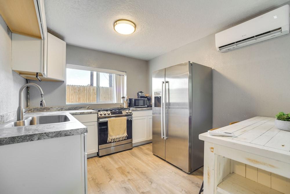 Near Old Town & Unm: Home in East Downtown