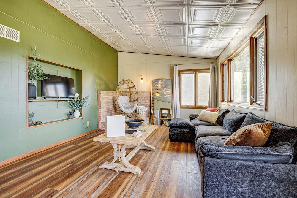 < 1 Mi to Tuttle Creek Lake: Cabin w/ 2 Kayaks!