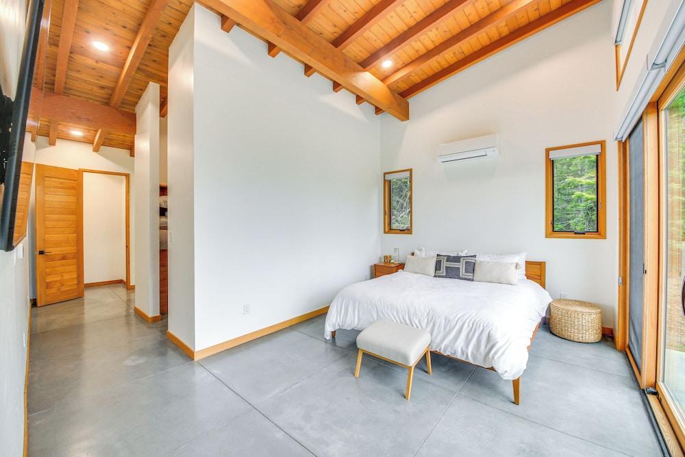 Luxe Mtn-view Escape 5 Mi to Dtwn Priest River!