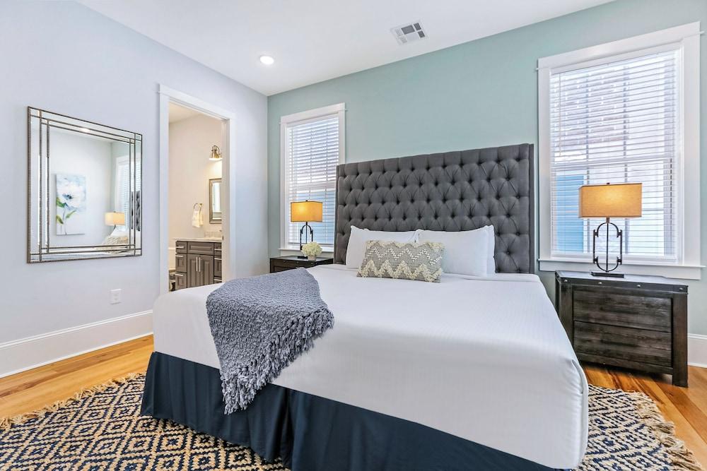 Stunning 4 BR Condo + Pool - Near St. Charles