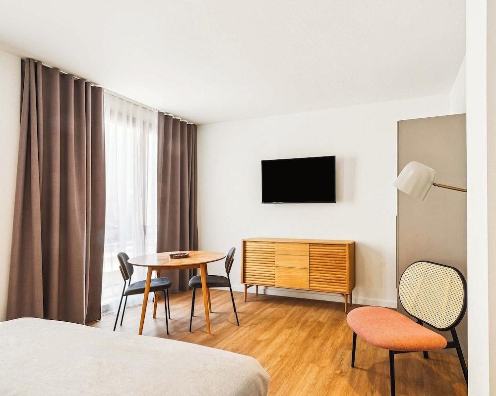 Limehome Piraeus Iris