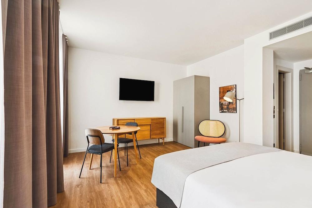 Limehome Piraeus Iris