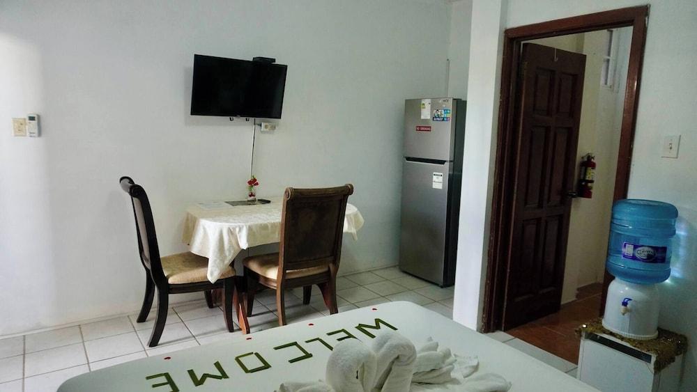 Sea Belize Relaxing Studio w Sea View Pool & Overwater Deck Near Airport, 1st FL