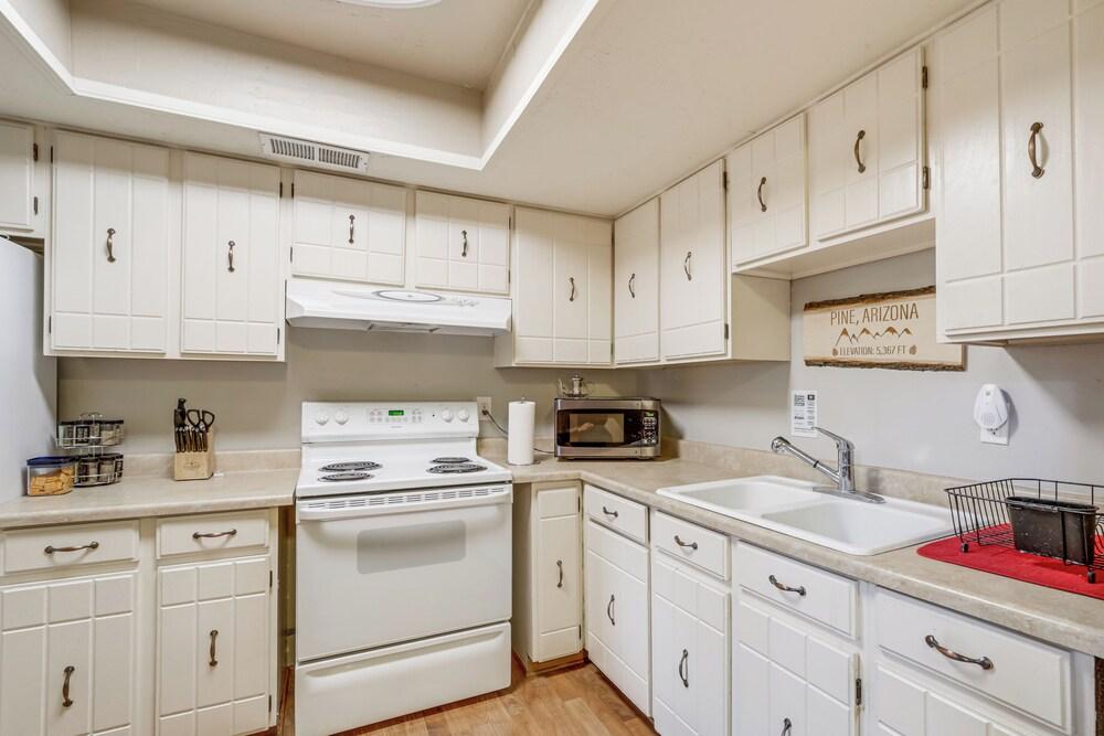 Near Fossil Creek & Trails: Scenic Pine Cabin!