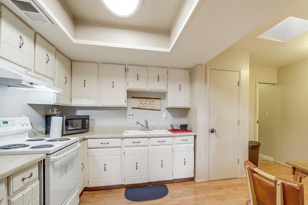 Near Fossil Creek & Trails: Scenic Pine Cabin!