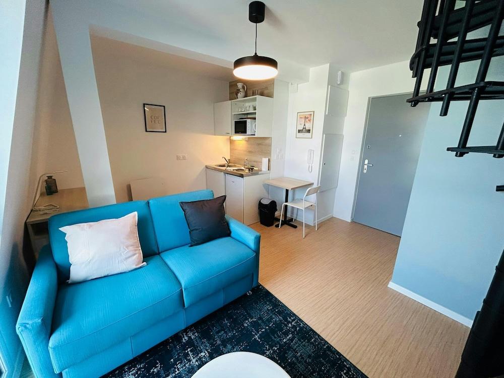 We Live In R - Duplex 502