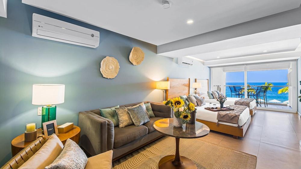 Gorgeous 1BR with Pools & Sea Views