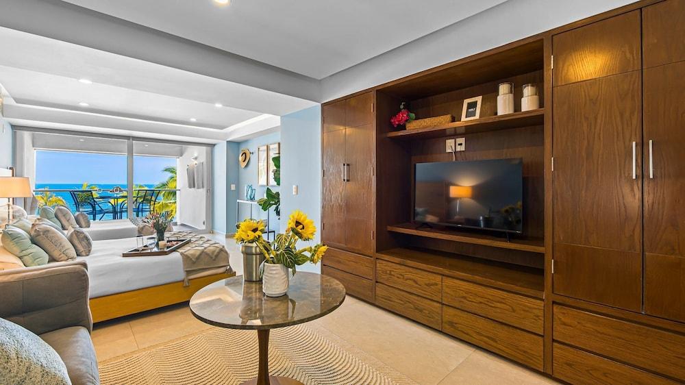 Gorgeous 1BR with Pools & Sea Views