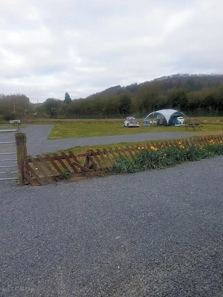 Green Dragon and Kitchen Pod - Sleeps 2 & Parking