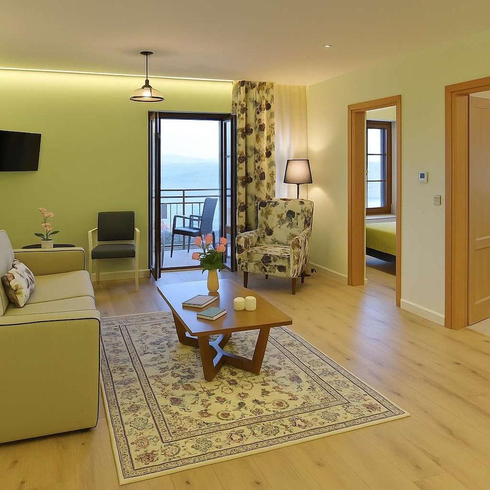Arktos Hotel Deluxe Suite With Lake View
