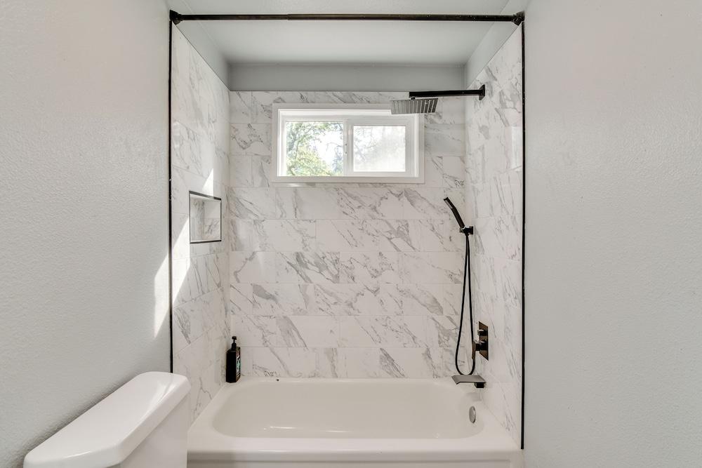 Walk to Dtwn Milwaukie: Family Gem w/ Creek Access