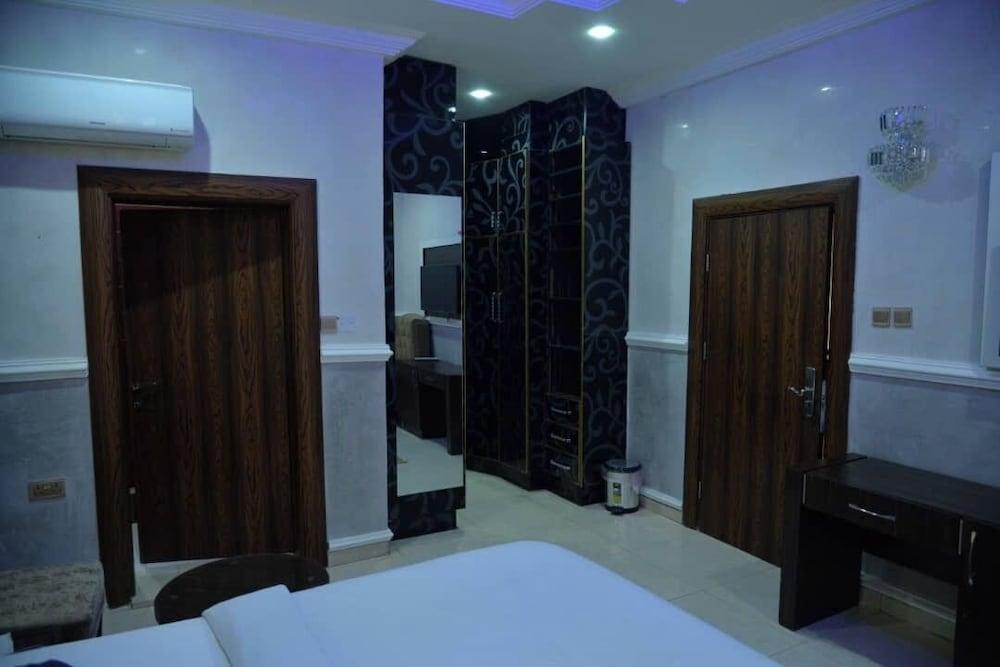 Plot 400 Luxury Apartments