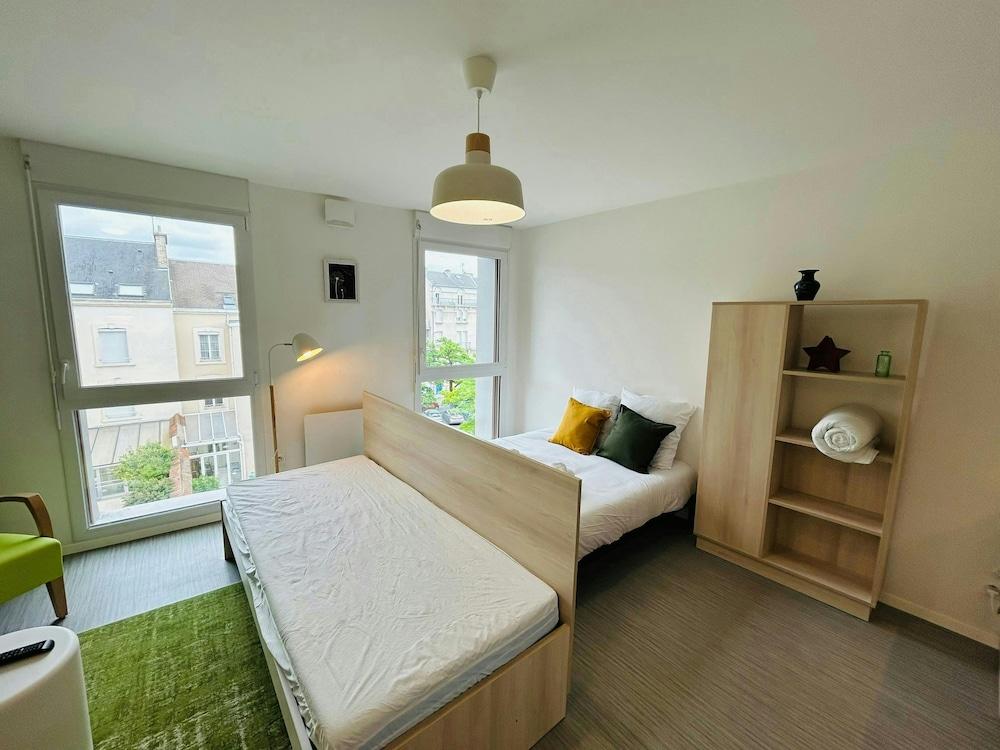 We Live In R - Suite 403